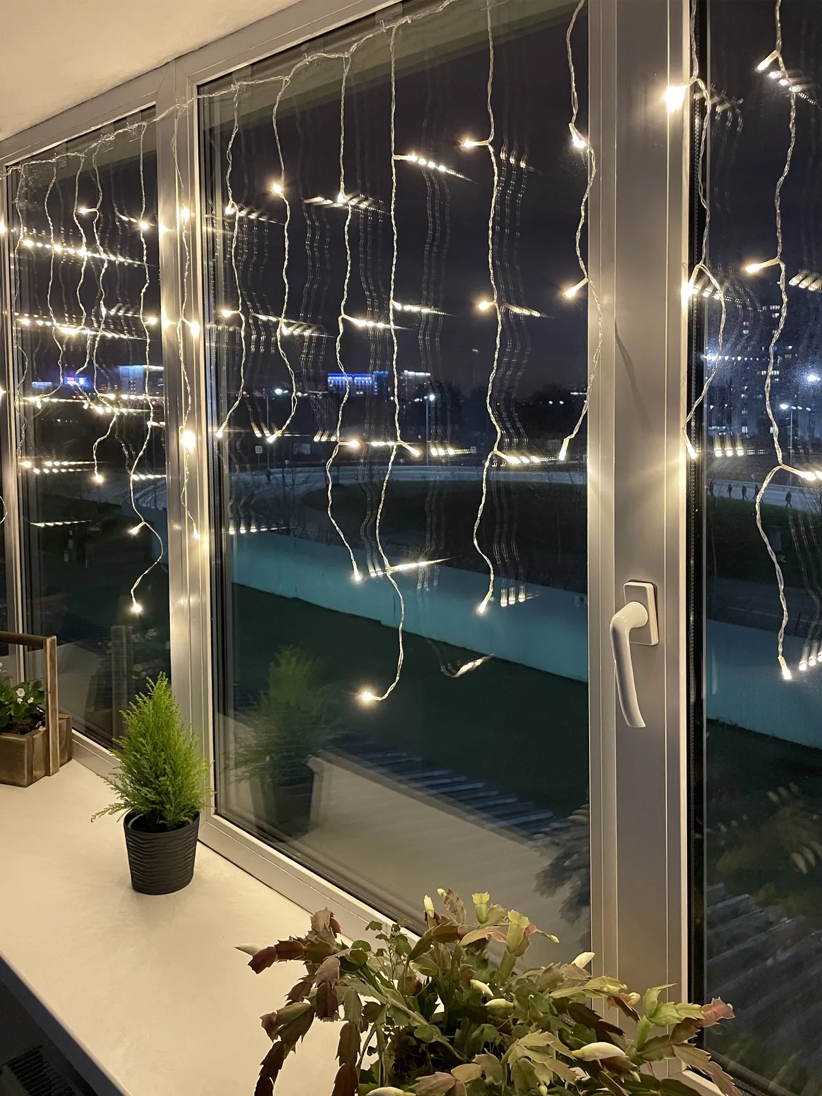ENOB-2B Гирлянда LED Бахрома 2м*1м теплый свет, 24V, IP44 (80/960) необходим трансформатор Б0041911 приобретается отдельно 