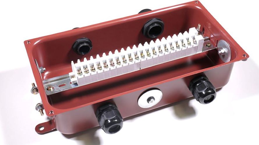 КЗНС-16 с пластмассовыми сальниками (4шт. сальника MG) ЗЭТА коробка клеммная